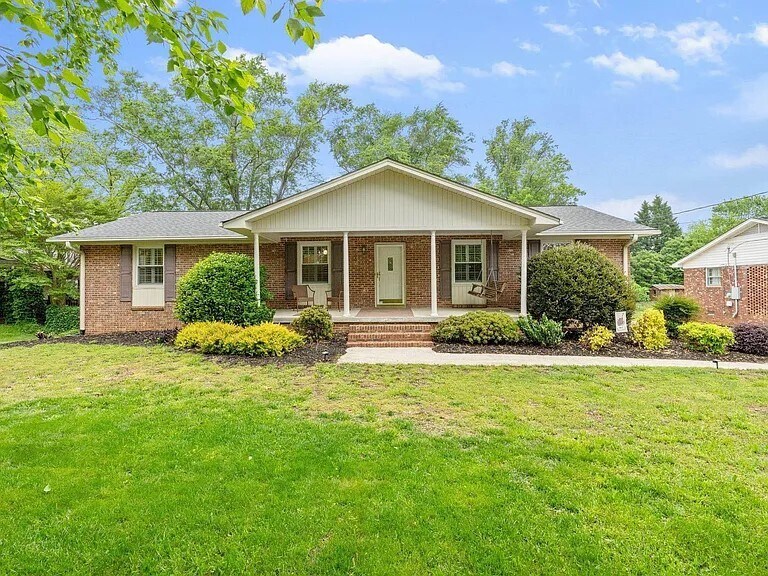 Foto principal - 703 Edwards Rd