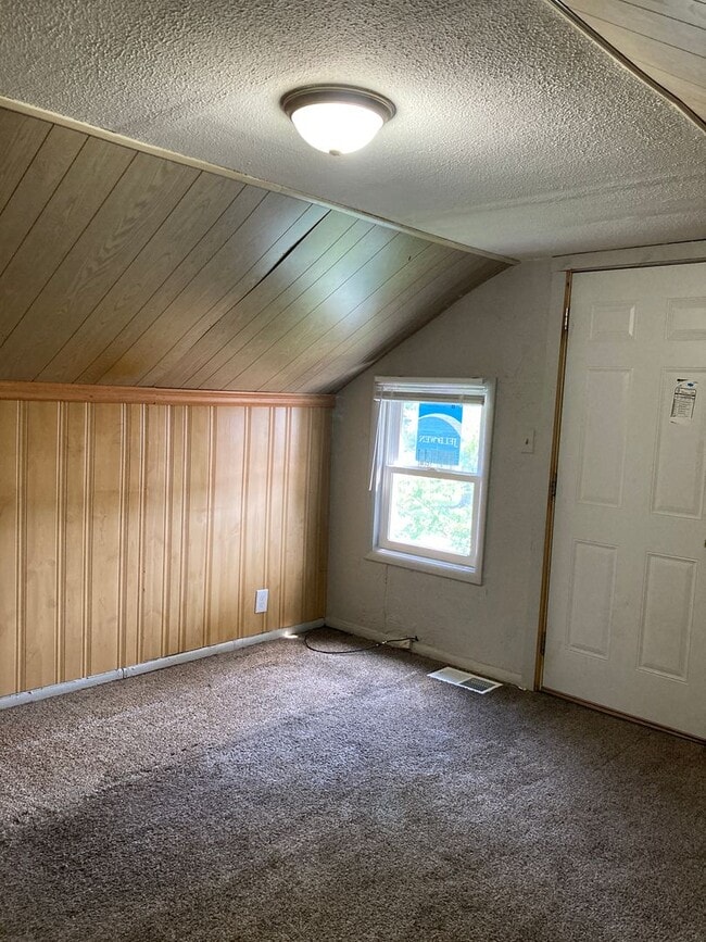 Building Photo - Cute Two bedroom upper apartment
