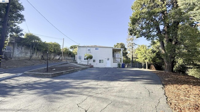 Building Photo - 3682 Seven Hills Rd