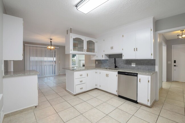 Building Photo - Spacious 4-Bed, 2 Bath Pet-Friendly Home w...