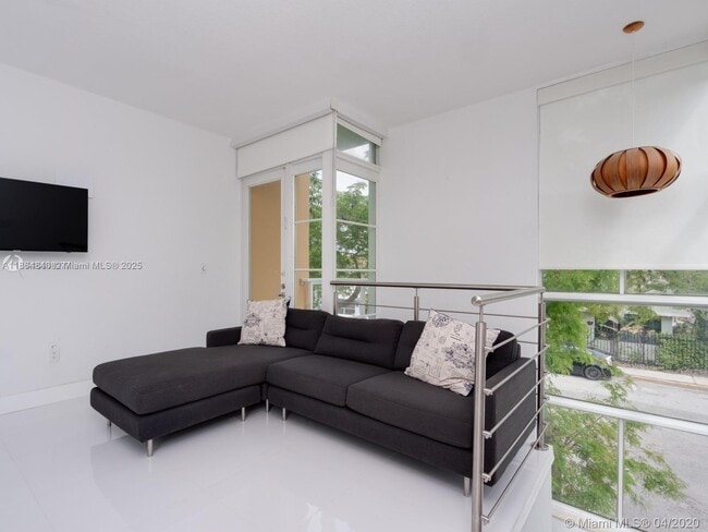 Foto del edificio - 8041 Harding Ave