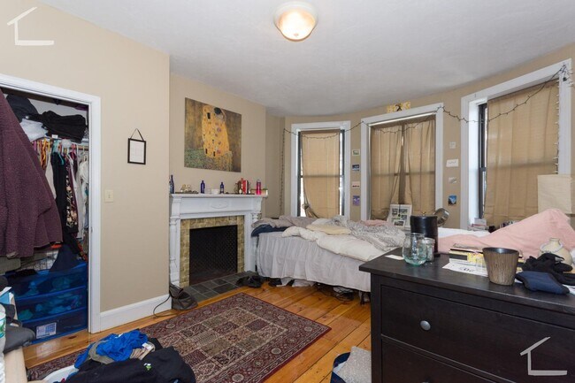 Foto del edificio - Avl 9/1! Spacious 4BR/2BA in Allston w/central AC, large bedrooms!