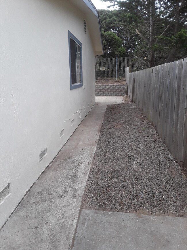 Building Photo - 3158 Crescent Ave
