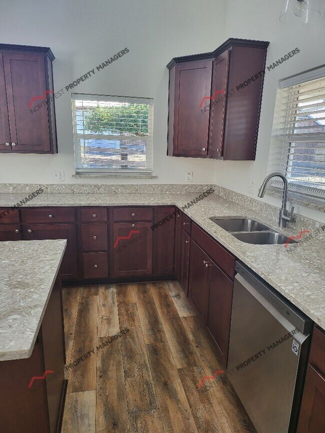 Foto del edificio - STATUS: ** HOLD **  | R210C | $2295