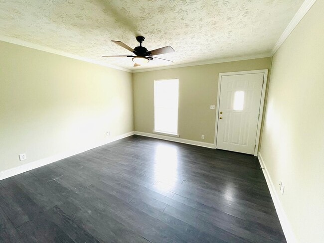 Building Photo - ** 3 Bed 1 Bath located in Woodley Park * ...
