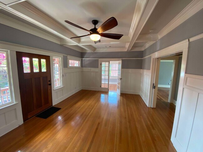 Building Photo - Gorgeous 2 story Home with 4 Beds + 2 Bath...