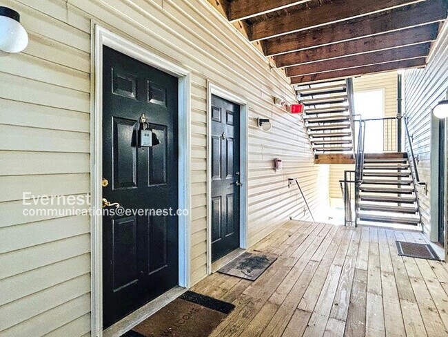 Building Photo - 1-Bed, 1-Bath Modern Condo with Balcony and Off-Street Parking