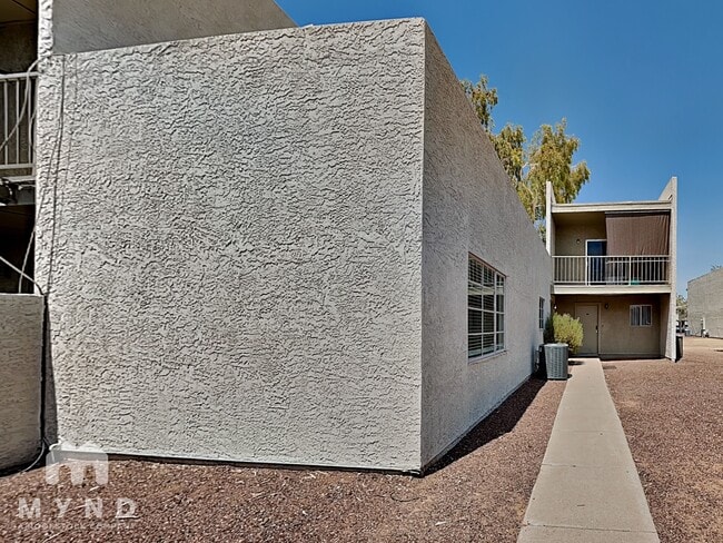 Building Photo - 2828 E Tierra Buena Ln