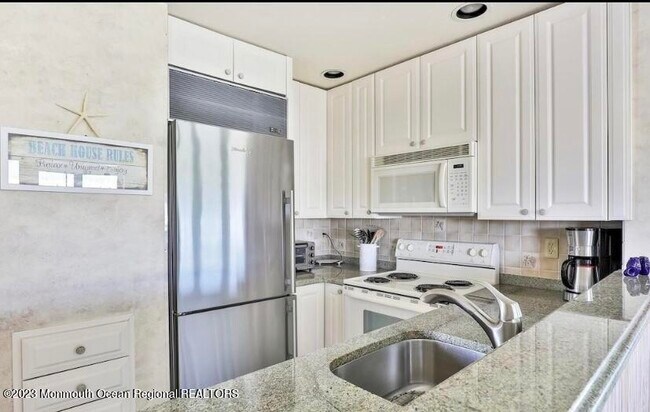 Building Photo - 2108 S Ocean Ave