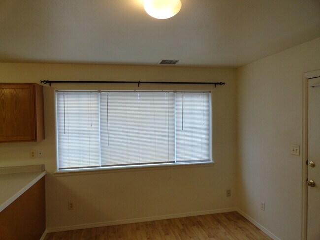 Foto del edificio - 1240 Bunting Ave