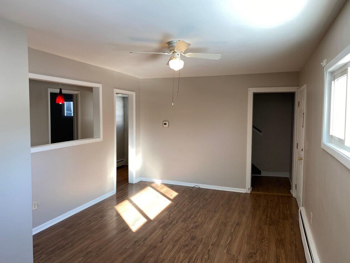 Beautiful remodeled 3 bedroom apartment, with 2 bedrooms upstairs! - 400 N Union St