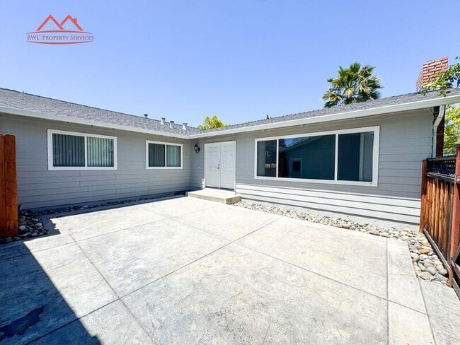 Building Photo - 1535 Albatross Dr