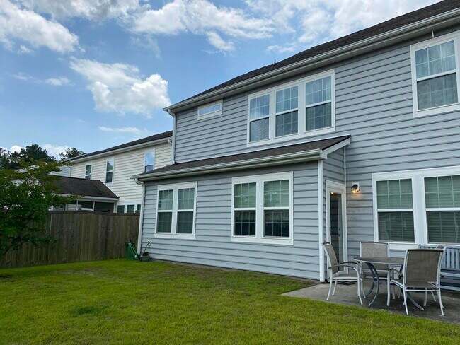 Parte trasera de la casa - 9824 English Elm St