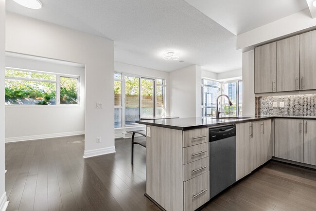 Photo du bâtiment - 8130 Birchmount Rd