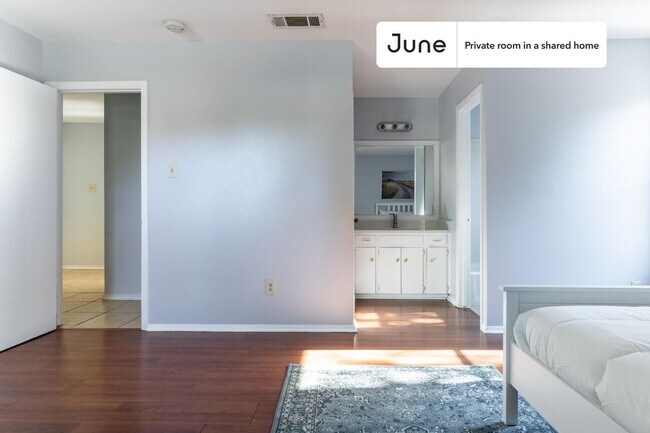 Building Photo - Private bedroom in 3 bed/2 bath Home