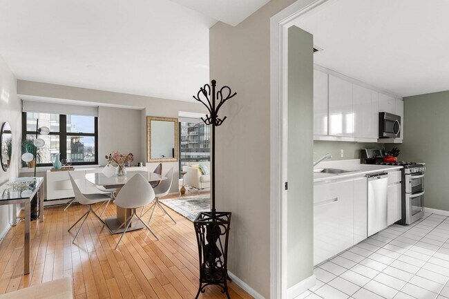 Living Room / Kitchen - 170 Tremont St