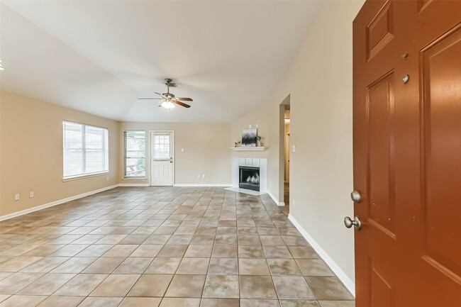 Building Photo - 10926 Waterview Cir