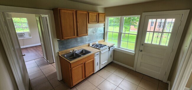 Building Photo - 1 Bedroom 1 Bath Duplex on quiet street in...