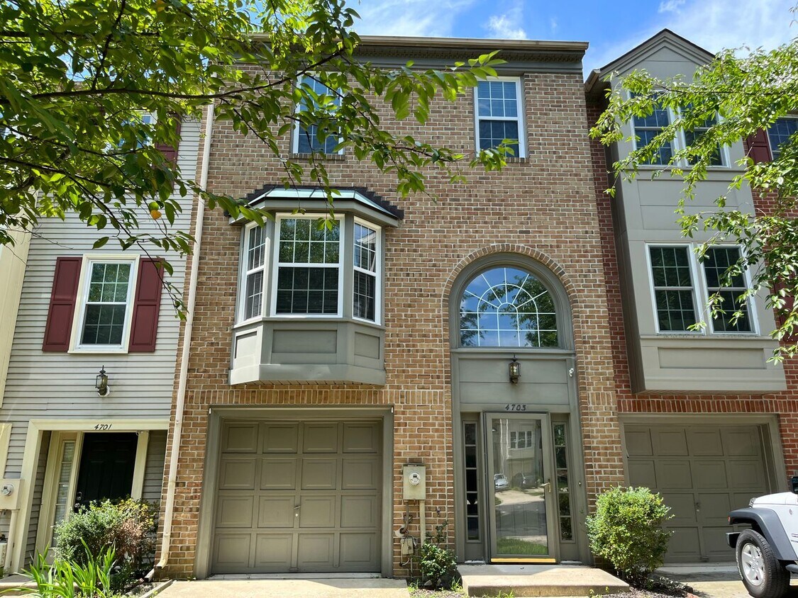 Foto principal - Updated 3 BR/2.5 BA Townhome in Dorsey Hall!