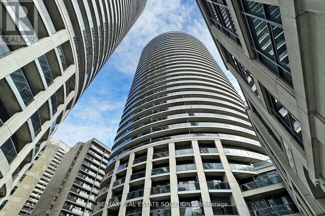 Building Photo - 25 Carlton St.