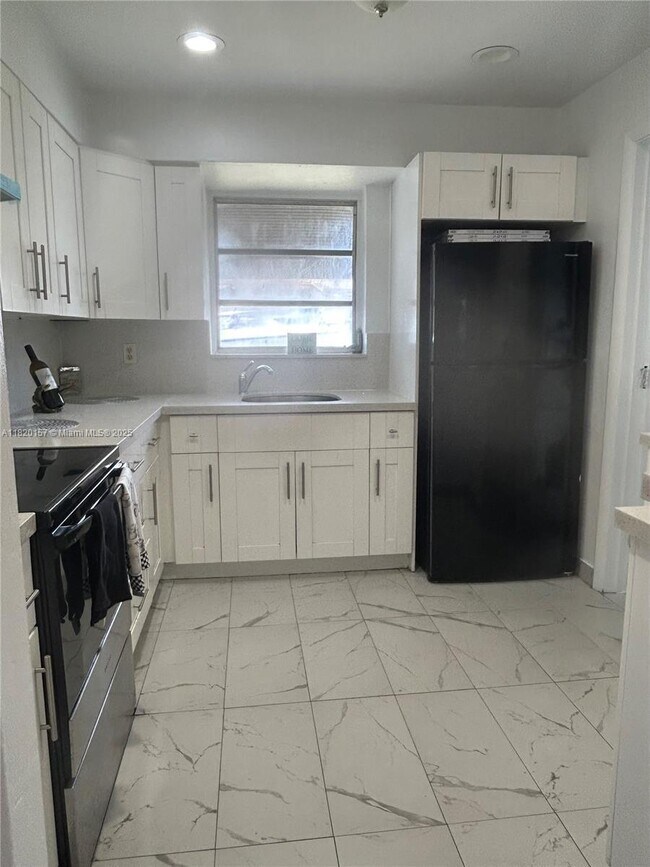 Building Photo - 3 bedroom in Hollywood FL 33020