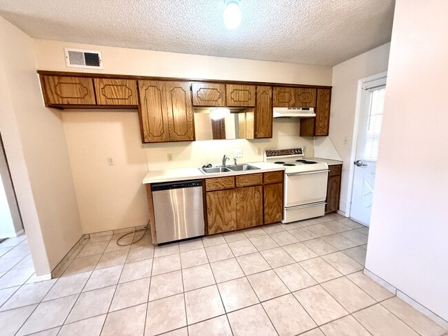 Building Photo - 2302 Shenandoah Dr