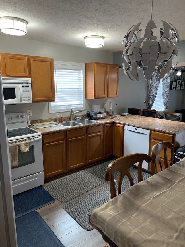 Foto del edificio - Gorgeous 2 Story, 3 bd/2.5 ba Townhome With Ample Space