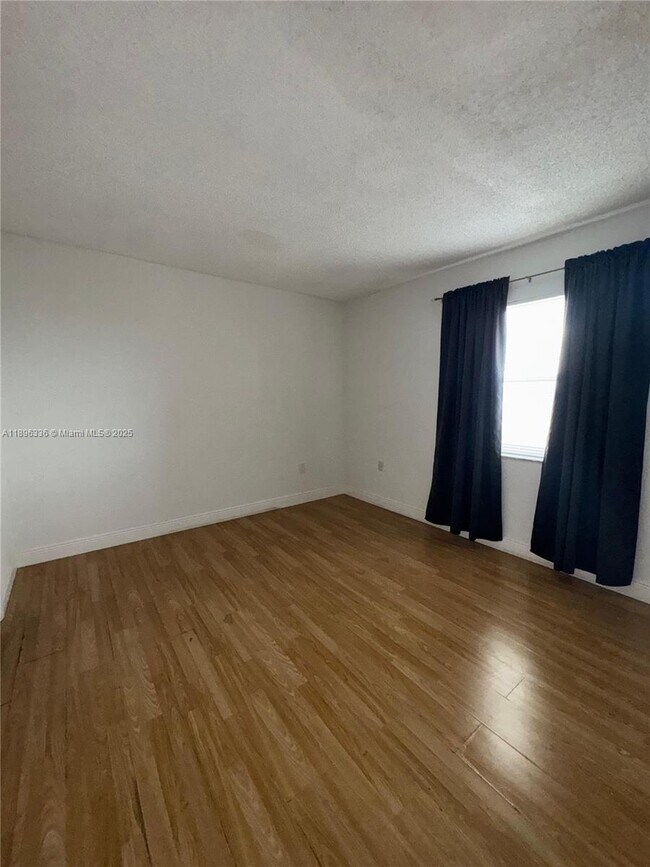 Foto del edificio - 6095 W 19th Ave