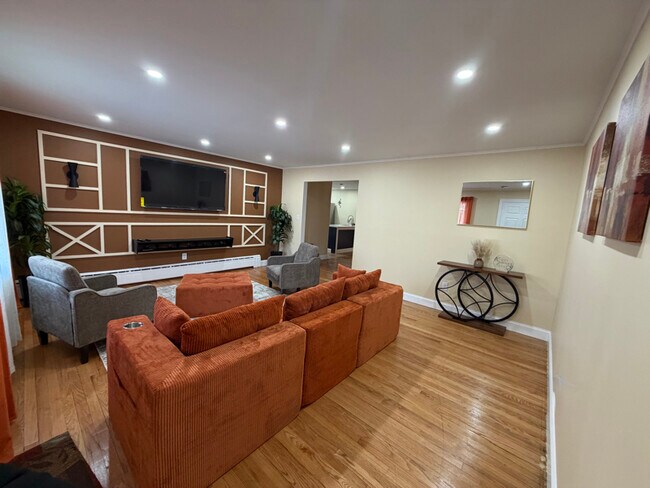 Building Photo - 44 Fullerton St