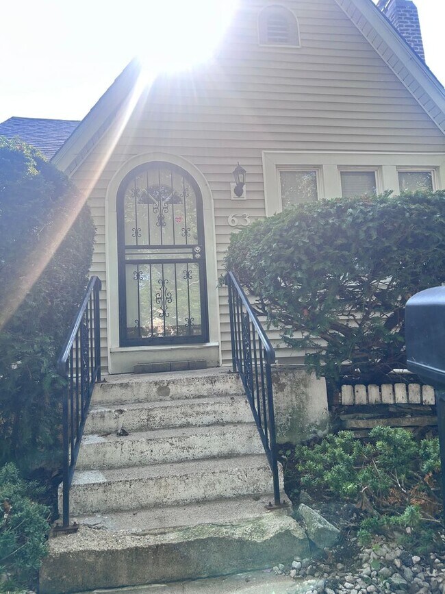 Building Photo - For Rent – 2 Bedroom | 1 Bathroom Aurora, IL 60505