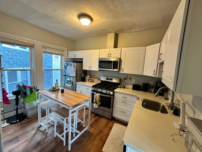 Building Photo - 80 Hillside St