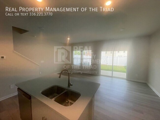 Building Photo - Lovely 3 bedroom, 2.5 bath Townhouse - Bra...