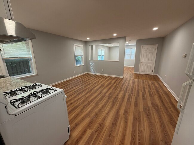 Building Photo - 308 Summer St