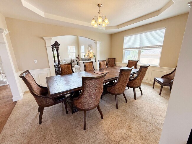 Foto del edificio - Amazing large 2-Story with open floor plan...