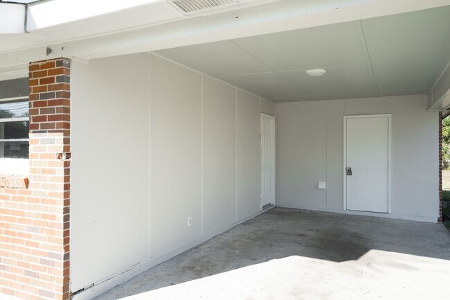 Foto del edificio - 3321 Young Forest Dr