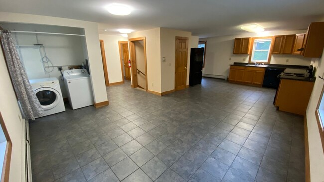 Foto del edificio - Very Large 4 Bedroom/1 Bath Apartment - He...
