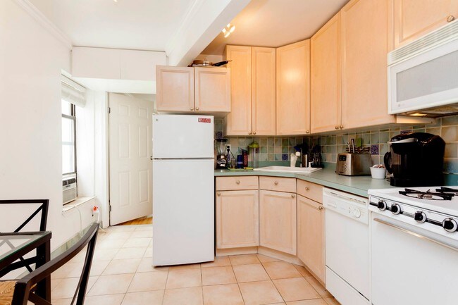 Building Photo - 544 E 11th St