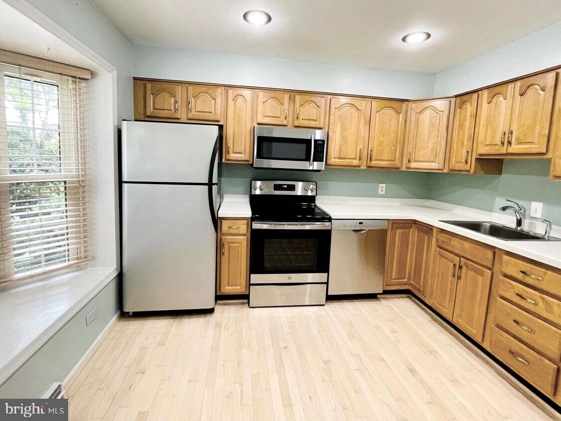 245 Commons Dr NW, Vienna, VA 22180 Townhome Rentals in Vienna VA