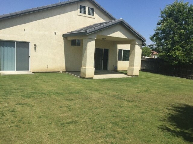 Building Photo - SW Bakersfield 3 Bedroom 2 Bath + office