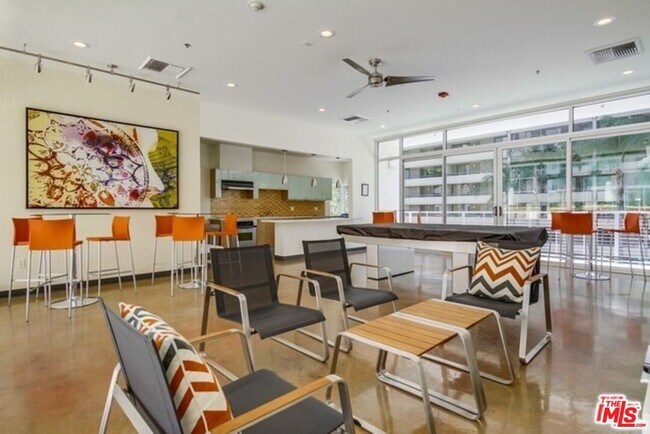 Foto del edificio - 645 W 9th St