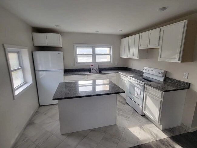 Cocina a estrenar - 720 N Main Ave