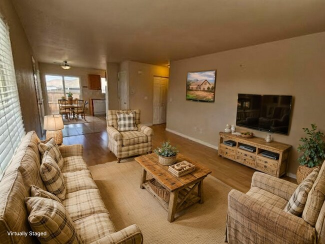 Foto del edificio - 3/2 Duplex with fenced yard and private courtyard