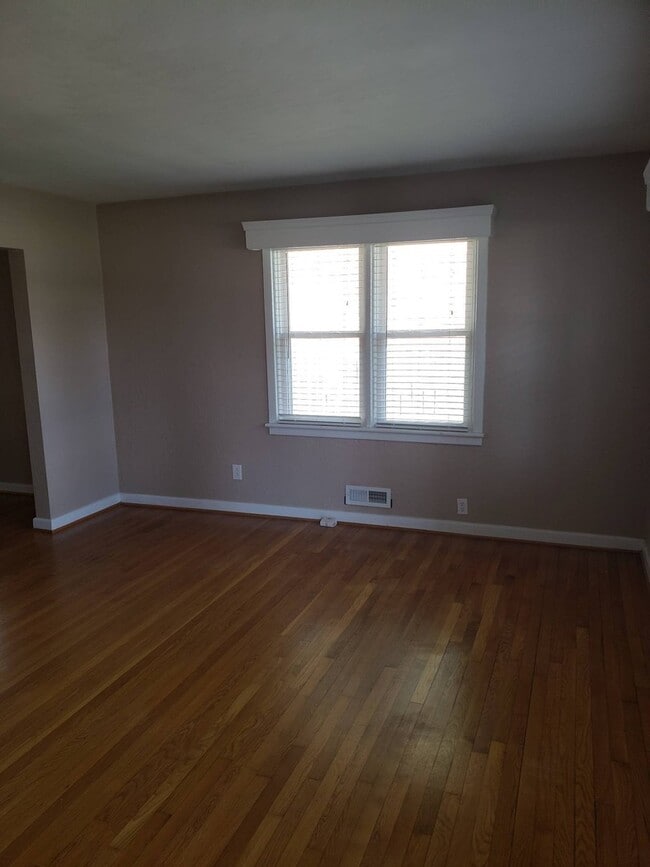 Building Photo - 1433 Lakeside Rd