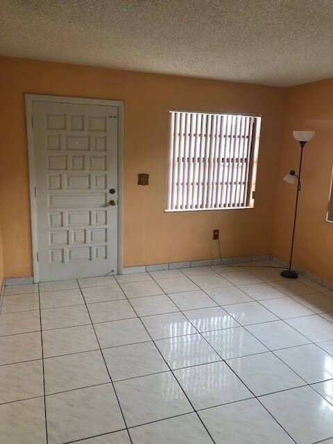 Primary Photo - 973 W 39th Pl