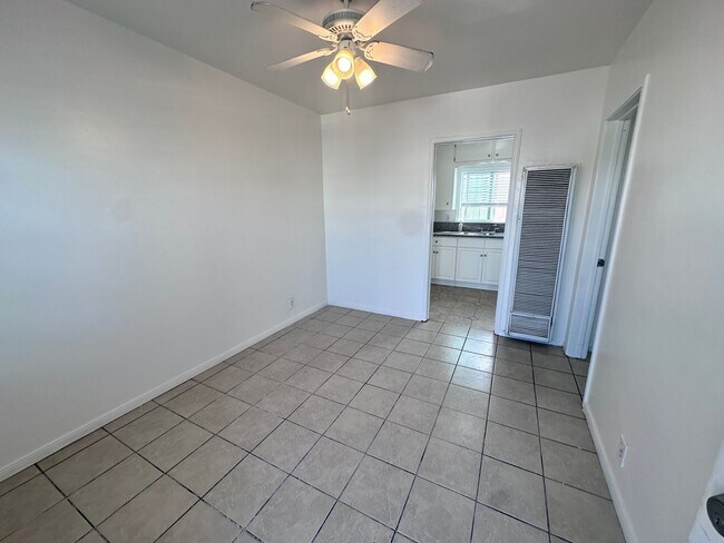 Foto del edificio - 8739-8743 Firestone Blvd