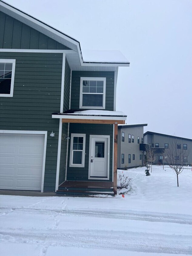 Primary Photo - 3 BR 2 Bath Townhouse with Large attached ...