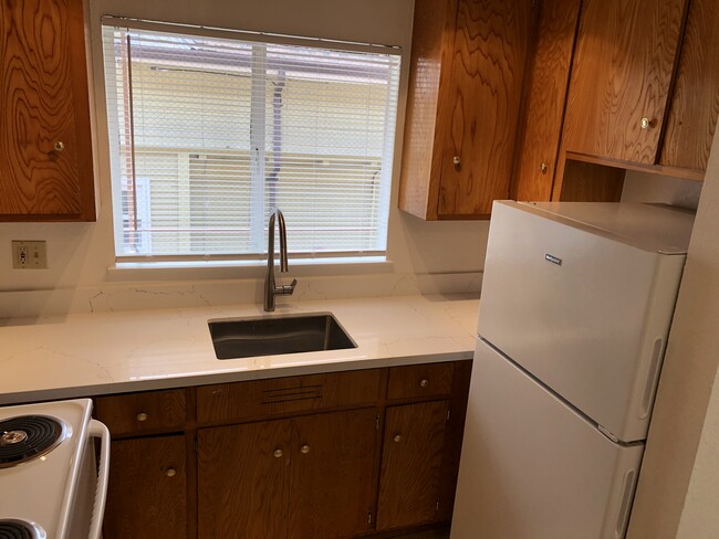 Remodeled kitchen - 2537 Benvenue Ave