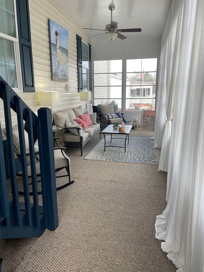 Building Photo - 3 Bedroom 2 Bath Home with large Sunroom i...