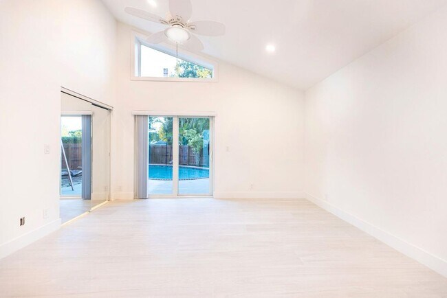 Foto del edificio - 7860 Stanway Pl