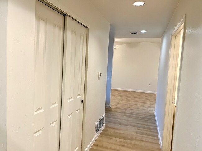 Foto del edificio - 4454 E 3rd St